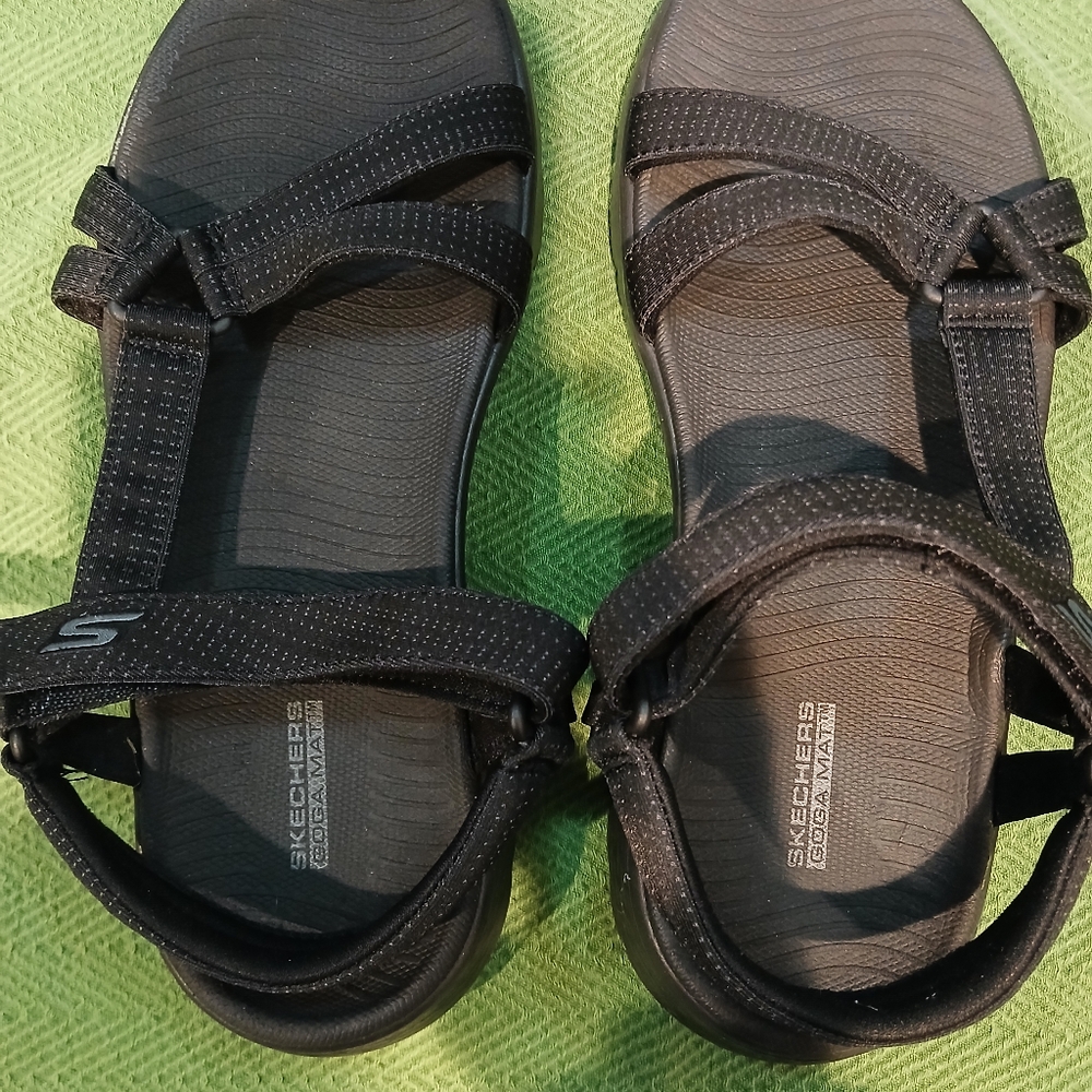 Sketchers Sandles